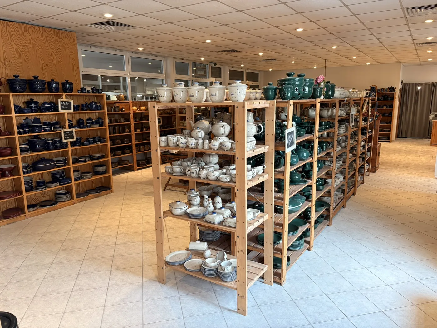 Regalreihen mit Keramik im Werksverkauf